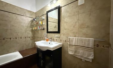 Casa cuatro ambientes jardin cochera terraza en venta en Wilde