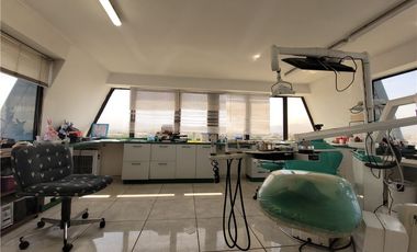 SE VENDE AMPLIA  Y LUMINOSA OFICINA