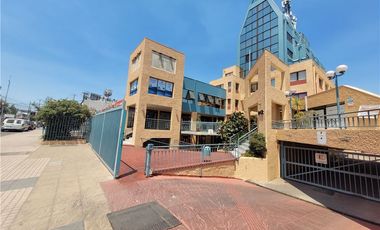 SE VENDE AMPLIA  Y LUMINOSA OFICINA