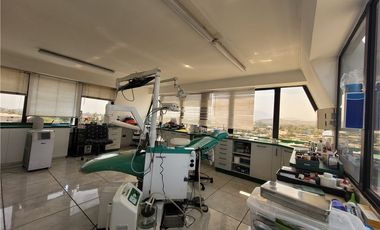 SE VENDE AMPLIA  Y LUMINOSA OFICINA