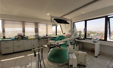 SE VENDE AMPLIA  Y LUMINOSA OFICINA