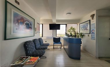 SE VENDE AMPLIA  Y LUMINOSA OFICINA