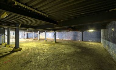 Exclusivo Local de 3 Niveles con Estacionamiento