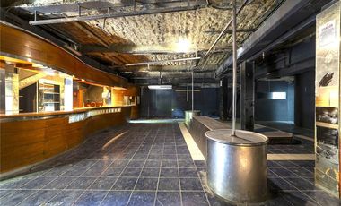 Exclusivo Local de 3 Niveles con Estacionamiento