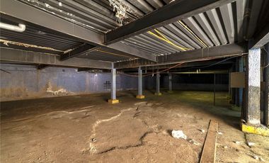 Exclusivo Local de 3 Niveles con Estacionamiento