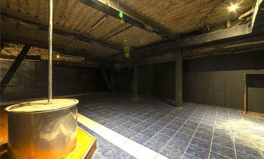 Exclusivo Local de 3 Niveles con Estacionamiento