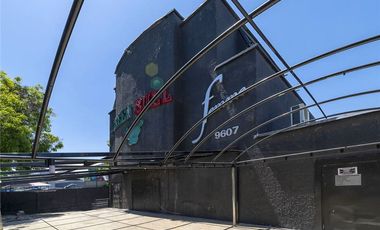 Exclusivo Local de 3 Niveles con Estacionamiento