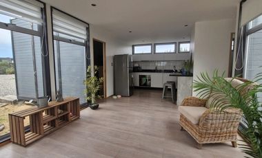 Casa moderna en condominio con piscina y seguridad