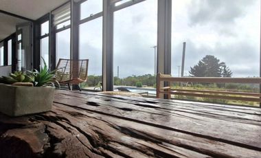 Casa moderna en condominio con piscina y seguridad