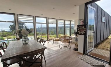 Casa moderna en condominio con piscina y seguridad