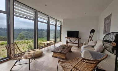 Casa moderna en condominio con piscina y seguridad