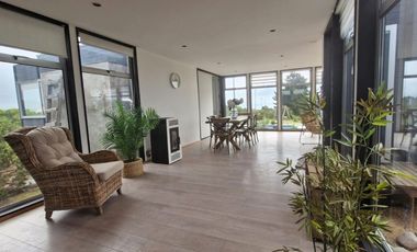 Casa moderna en condominio con piscina y seguridad