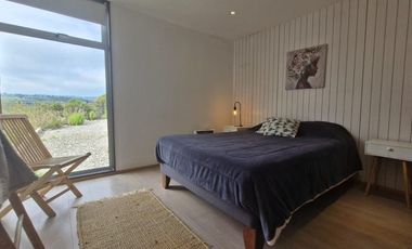 Casa moderna en condominio con piscina y seguridad