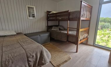 Casa moderna en condominio con piscina y seguridad