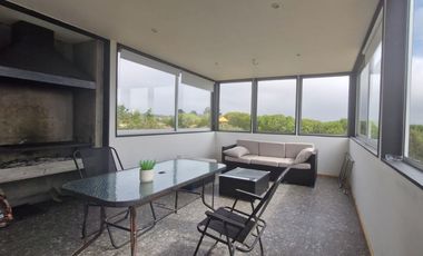 Casa moderna en condominio con piscina y seguridad