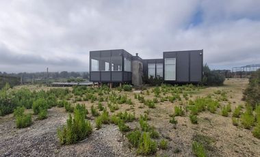 Casa moderna en condominio con piscina y seguridad
