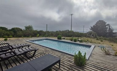 Casa moderna en condominio con piscina y seguridad