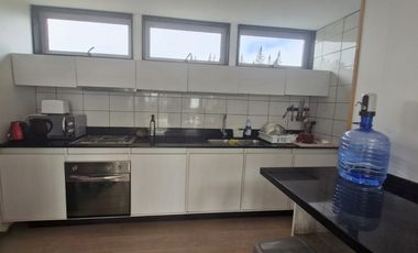 Casa moderna en condominio con piscina y seguridad