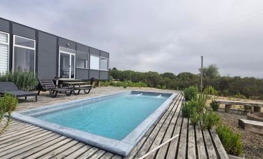 Casa moderna en condominio con piscina y seguridad