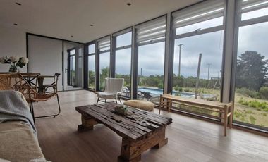 Casa moderna en condominio con piscina y seguridad