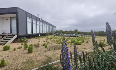 Casa moderna en condominio con piscina y seguridad