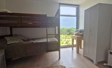 Casa moderna en condominio con piscina y seguridad