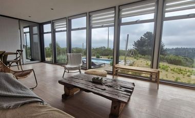 Casa moderna en condominio con piscina y seguridad