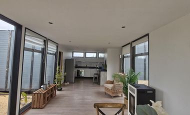 Casa moderna en condominio con piscina y seguridad