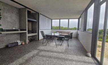 Casa moderna en condominio con piscina y seguridad