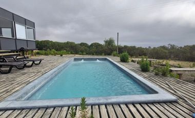 Casa moderna en condominio con piscina y seguridad