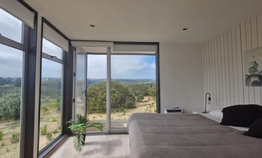 Casa moderna en condominio con piscina y seguridad