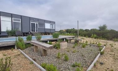 Casa moderna en condominio con piscina y seguridad