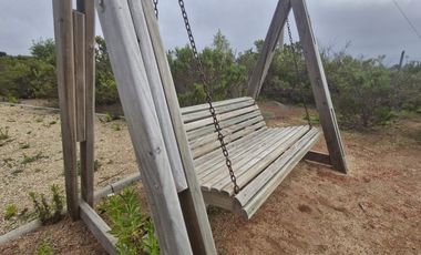 Casa moderna en condominio con piscina y seguridad