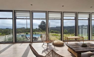 Casa moderna en condominio con piscina y seguridad