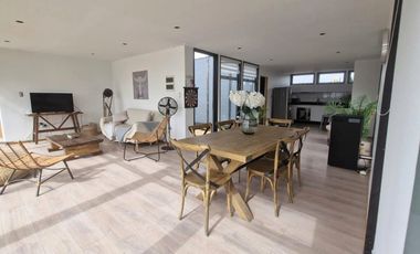 Casa moderna en condominio con piscina y seguridad