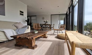 Casa moderna en condominio con piscina y seguridad