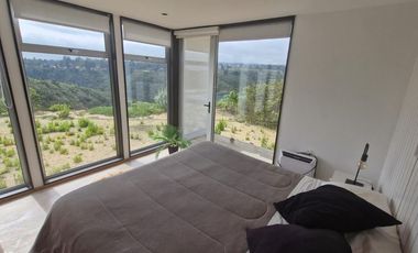 Casa moderna en condominio con piscina y seguridad