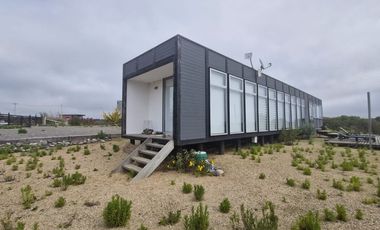 Casa moderna en condominio con piscina y seguridad