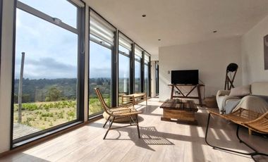 Casa moderna en condominio con piscina y seguridad