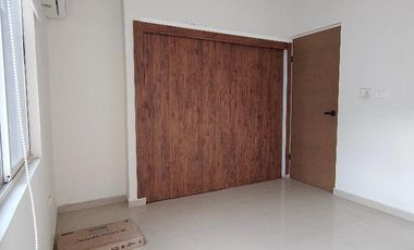 Casa tipo Town House ubicada en calle Puerto La Paz No. 4127, Colonia Torre Brisas, Monterrey, Nuevo León.