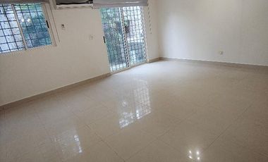 Casa tipo Town House ubicada en calle Puerto La Paz No. 4127, Colonia Torre Brisas, Monterrey, Nuevo León.