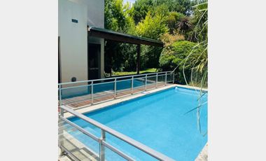 Casa  en Venta Mar de las Pampas / Villa Gesell (A108 8268)