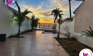 CASA CON ALBERCA A ORILLA DE PLAYA EN LAS BRISAS