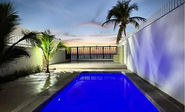 CASA CON ALBERCA A ORILLA DE PLAYA EN LAS BRISAS