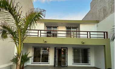 CASA CON ALBERCA A ORILLA DE PLAYA EN LAS BRISAS