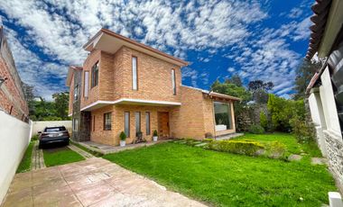Casa independiente con amplio terreno en San Joaquín | 3 dormitorios, jardines y BBQ