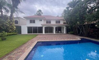 Espectacular casa en renta en exclusiva Urbanización