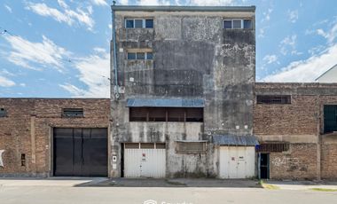 VENTA - Nave industrial de uso mixto comercial, productivo y residencial - Tiro Suizo, Rosario.