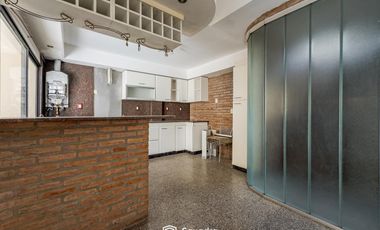 VENTA - Nave industrial de uso mixto comercial, productivo y residencial - Tiro Suizo, Rosario.