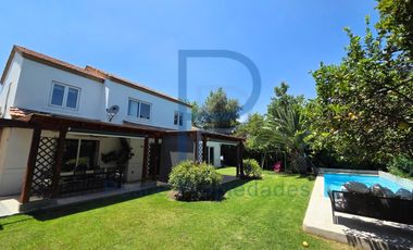 ESTUPENDA CASA PROVENZAL UBICADA EN CONDOMINIO LAS FLORES